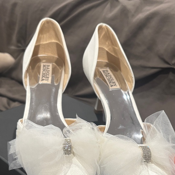 Badgley Mischka Ivory Heels with Tulle Bow - Picture 3 of 7